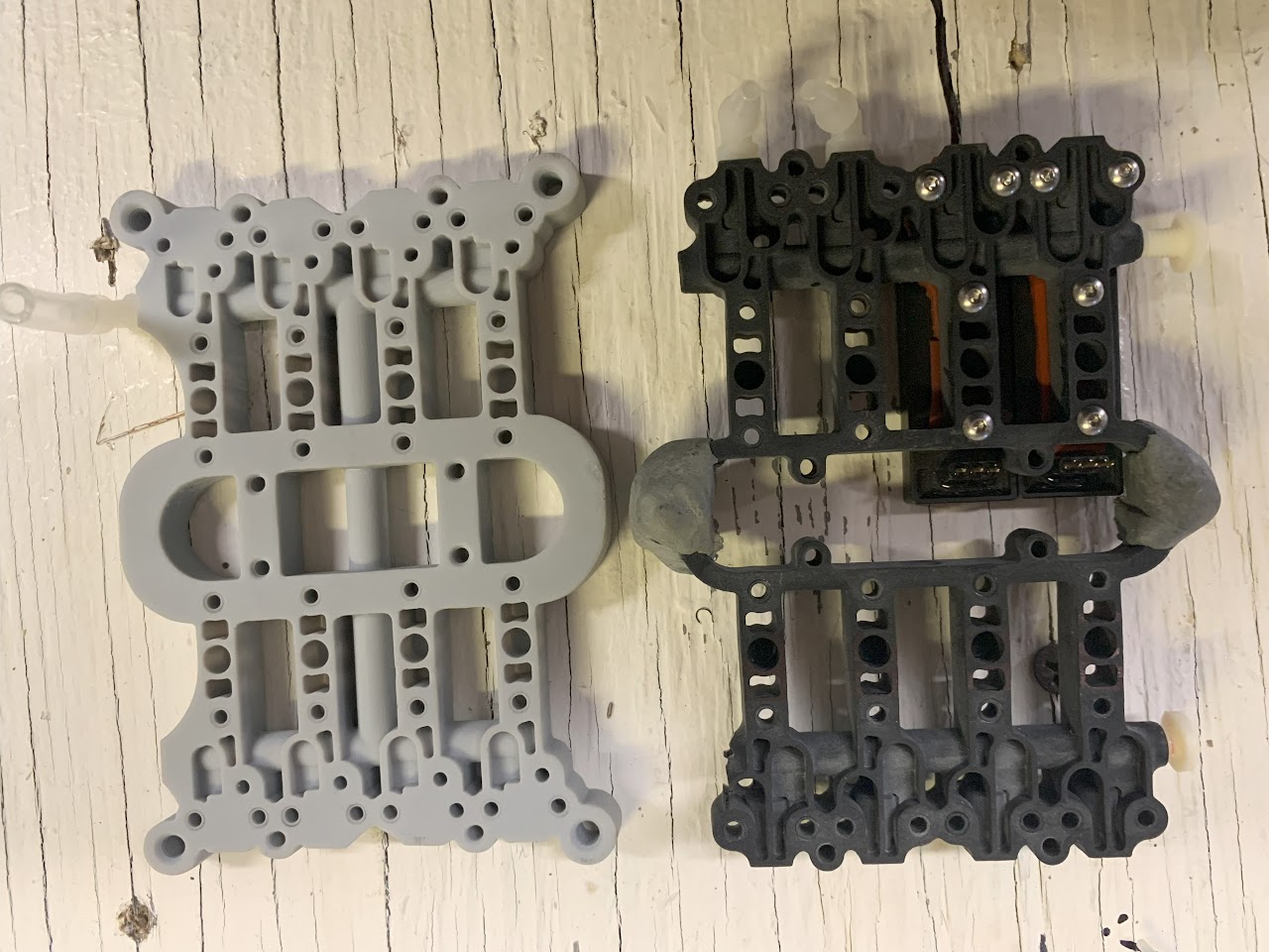 Comparison of cracked and intact manifold prints